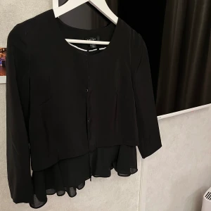 Trekvartsärmad tröja - En trekvartärmad tröja i jätte fint skick. Köpt på plick men blivit för liten på mig nu🩷