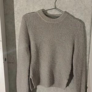 Zara tröja  - Jätte fin stickad tröja från zara.Säljer pga dålig andvänding 