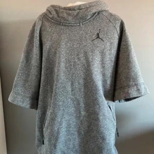 Kortärmad hoodie  - Super skön hoodie säljs inte längre i Sverige och är i nästan ny skick 