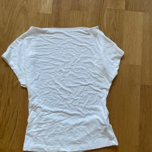 Tröja - En vit t-shirt med öppen rygg💗vet ej märket