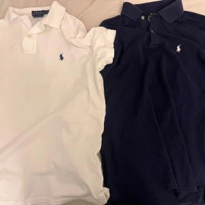 Ralph lauren Pikéer storlek S - båda två är i väldigt bra skick, storlek S och skulle säga att de passar någon som har antingen s eller m. kan säljas separat men lägger båda på ett skönt pris