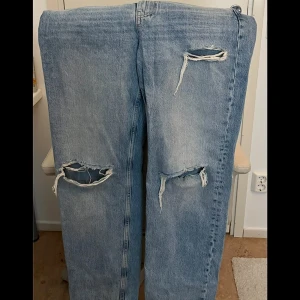 Jeans GinaTricot - Superfina jeans från GinaTricot. Använda en gång, så de är i princip i nyskick. Storlek 40, är bra i längden på mig som är 176.  Skickar gärna fler bilder om det behövs! 