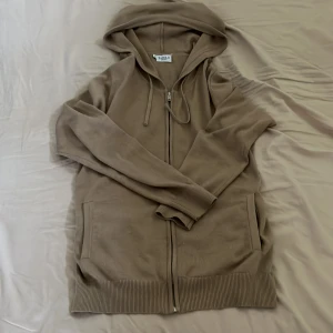 Bomull  tröja - Tja säljer en oanvänd bomull tröja i färgen beige och skick 10/10 storlek S inga defekter!