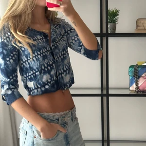 Kofta - Söt kofta från Odd Molly, trekvartsärm och har små fickor fram. Även fint över ett linne eller nått🌟🌟