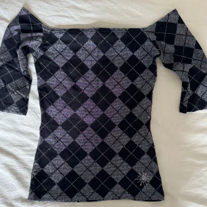Svart /silver glittrig  topp från Bik Bok - Topp från Bik Bok i storlek S. Superskick!Trekvartsärmar med slits. Se bild. Obs! Det som ser gråvitt ut är glittrigt silver. Perfekt för både vardag och festliga tillfällen! Hämtas på Hägerstensåsen eller ök 🖤