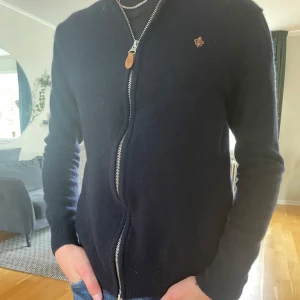 Morris Zip - En 100% merinoull zip tröja från Morris! Skicket är väldigt bra och tröjan sitter som slimfit! Det står L men det är barn storlekar så den sitter ungefär som xs! Skriv ifall ni har några funderingar, pris går att diskutera!