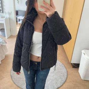 Svart puffer jacket - Puffer jacket från hm som har dragkedja och fickor. Används inte längre så därför säljs den nu. Det är bara att skriva om fler bilder skulle önskas. Pris kan diskuteras!💕