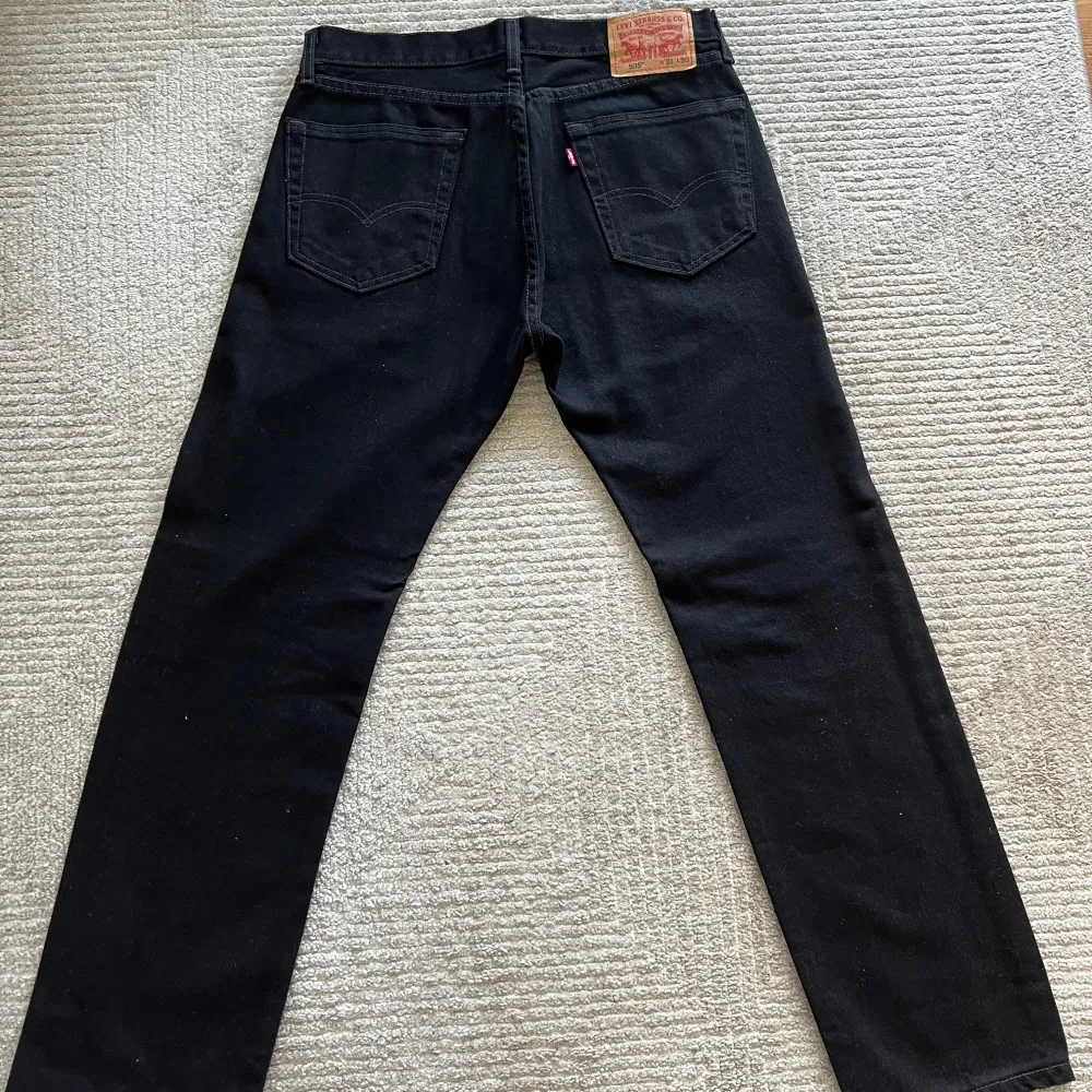 Säljer ett par klassiska svarta Levi's jeans straight i nyskick. De har en snygg straight passform och är perfekta för både vardag och fest. Endast använda 2 gånger. Storlek W31 L30 pris 600kr. Jeans & Byxor.