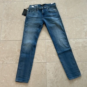 Replay jeans W30 - Tja! Replay hyperflex som är perfekta och sitter väldigt snyggt! Helt nya, aldrig använda.  Nypris ligger på 1799! Säljer mina för 800. Priset är ej hugget i sten!!! Tveka inte att höra av angående frågor!   ✅📢