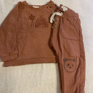 Barn kläder  - Knappt använda, jätte bra skick. Newbie storlek 86