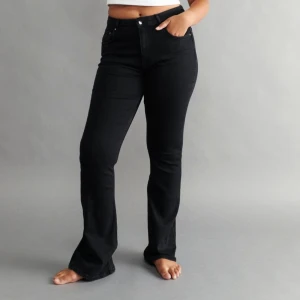 svarta jeans - svarta full lenght flare jeans, midwaist. ej användning 