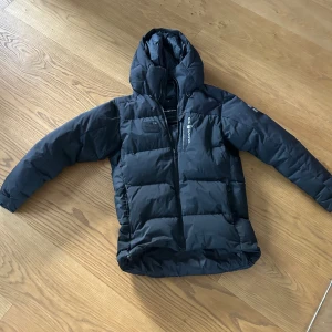 Sail racing cape down puffer jacket  - Jackan är i storlek Small och har inga skador eller defekter och är en perfekt vinter jacka som är snygg och varm säljer den på grund av att jag vuxit ur den Hör av er vid fler frågor//Philip 