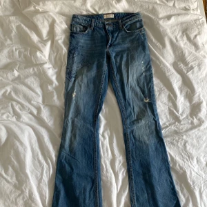 Lågmidjade Odd Molly jeans  - Säljer dessa jeans från odd molly med en gullig blom detalj på benet!💞🤩