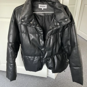 Jacka - I fint skick. Lite missfärgning på insidan kragen.