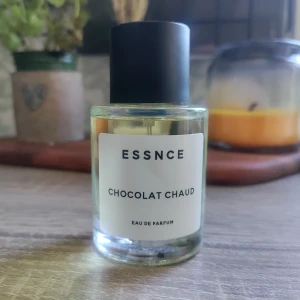 Essence parfym Chocolat chaud  - Säljer den då den inte passar mig i doften. Har endast testdoftat den, så inte använt den mycket alls. Pris på hemsidan är 360 kronor.