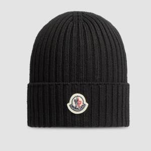Moncler mössa  - Säljer nu min äkta moncler mössa. Använd enstaka gånger. Har tyvärr inget kvitto på mössan!