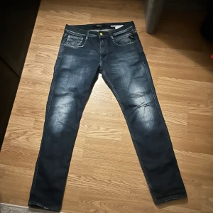 Reglay jeans  - Säljer ett par riktigt feta replay anbas Jeans i storlek 31:30  dom är i bra skick. Nypris 2000 mitt pris 600 