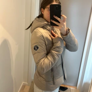 Abercrombie & Fitch vinterjacka - En rejäl vinterjacka från Abercrombie & Fitch! I fint skick, med innerficka och mjuk fleece innuti. Nypris 900kr