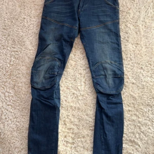 Gstar jeans blå - Säljer nu ett par jeans från Gstar. Jeansen är i väldigt bra skick och har storleken W32 L34.