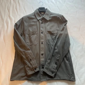Arket Overshirt - Overshirt i olivgrön/grå färg från Arket, köpt för 800. Bra skick - storlek M 