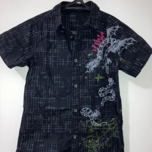 Skorta med fet graphic  - Skorta med graphic som passar storlek S. Har aldrig använts ut av mig. Svarar gärna på frågor. 