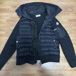 Moncler cardigan - Helt felfri. moncler cardigan. Storlek L. 