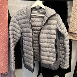 STONE ISLAND JACKA - En tvär fet Stone Island jacka som passar perfekt nu till hösten och vintern!