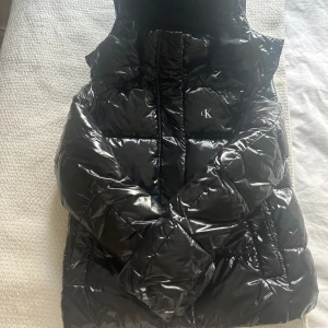 Calvin Klein Jacka - Snygg trendig Calvin Klein vinterjacka i otroligt bra skick utan defekter, säljer på grund av att den inte kommer till användning längre. Den är lagom varm och perfekt för svensk vinter❤️Ny pris 2600kr❤️