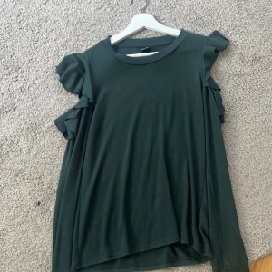 Lång ärmad kall grön tröja  - Knappt andvänd perfekt nu iför hösten då den är rätt så varm, fin stickad mjukt material❤️ passar även till S