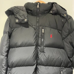 Ralph lauren vinterjacka Storlek M  - Hej! Säljer denna fina ralph lauren vinterjackan pågrund av att jag fått den i present och att den inte kommer till användning så ofta, den är använd 2 gånger. Vid några frågor eller funderignar hör av er. Pris diskuteras vid snabb affär. 