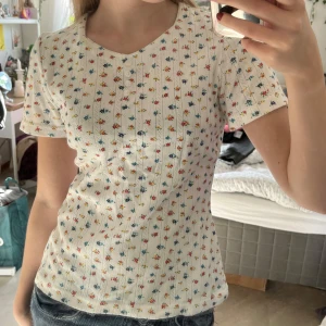 Vintage tröja - Supersöt vintage T-shirt💐Ej storleksmärkt och utan märke, skulle säga att den passar S/M💗pris går att diskutera 