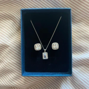 Silver Set med halsband och örhängen - Aldrig använda smycken då jag är mer av en guldtjej! Super fina, vet tillvär ej märket :( Pris går att diskutera