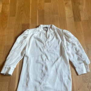 Blus från hm  - Krämfärgad blus från H&M med trelvartärm. I strl 34/xs, i väldigt bra skick.