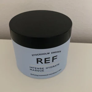 REF Intense Hydrate Masque 250 ml - REF Intense Hydrate Masque 250ml En fuktgivande behandling för mjukhet och glans.  Oöppnad burk