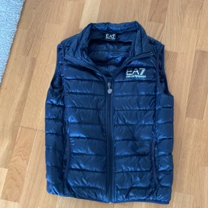 Emporio Armani väst - Säljer denna feta Armani väst då den inte används så mycket längre, storlek S passar en runt 170-178 condition 9/10