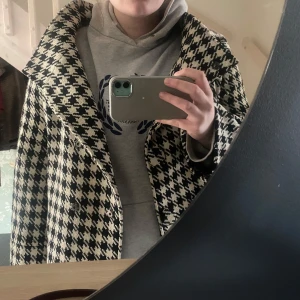 Kort kappa  - Kort kappa från ellos, perfekt nu till hösten, som ny typ aldrig använt, men superfin! Den är i str 46 jag brukar köpa jackor i  str 38/40 och den här sitter som en 40