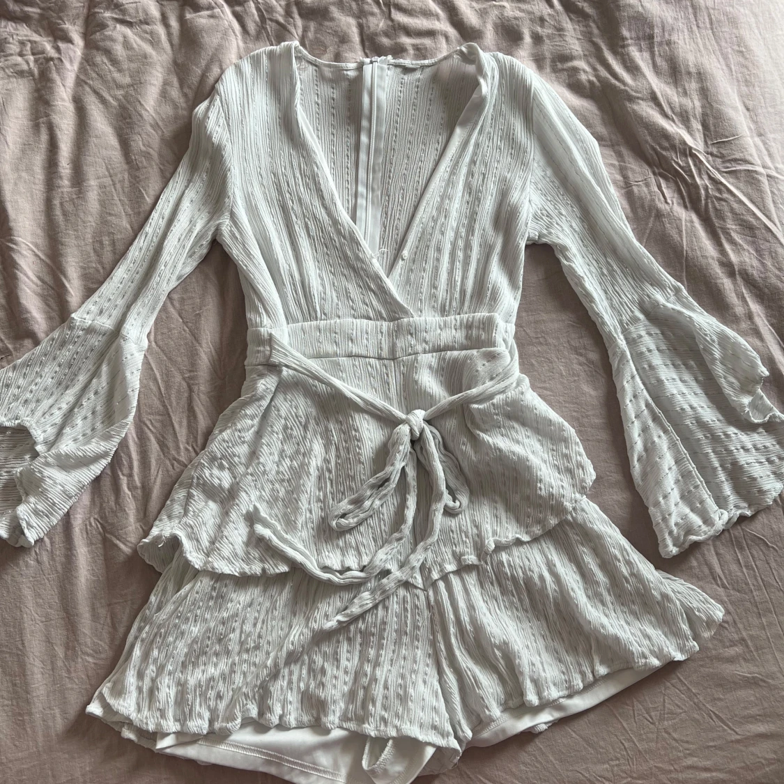 Vit omlottklänning med volanger