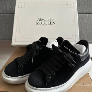 Alexander mqueen skor  - Super fina skor från Alexander mqueen, nypris va 5500kr, det skulle kanske behövas göras rent lite bara.