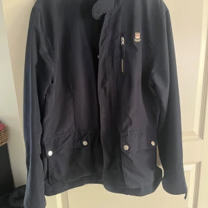 Windbreaker från Morris - Säljer nu denna feta Morris jacka🔥extremt skön att ha på de kallare halv året, den är storlek M och skicket är 9,5/10🔥 Nypris på denna ligger på ca:2000kr men mitt pris är 399kr. Hör av er vid minsta fundering😁 Priset är inte hugget i sten.