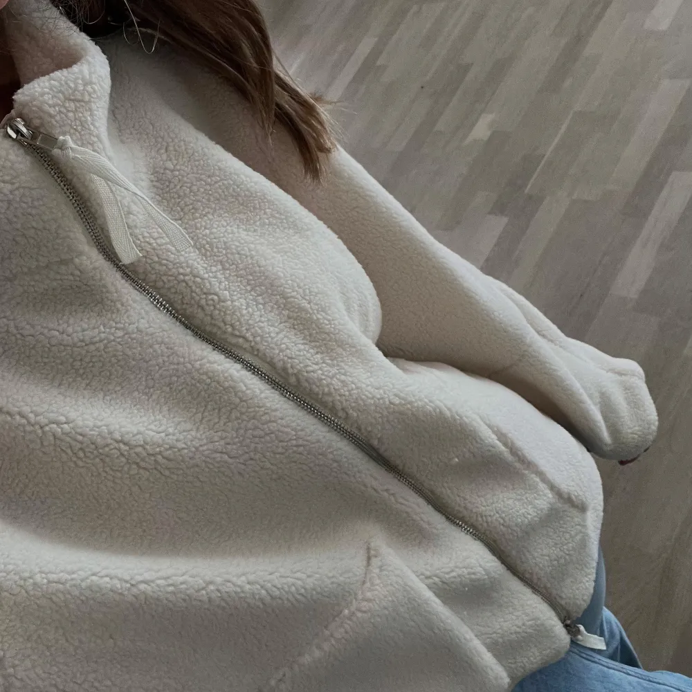 En fin krÀmvit Teddy jacka som Àr helt ny fast var tyvÀrr för liten för mig och mÄste sÀlja. NYPRIS : 799kr. Storlek S men passar XS och XXS ocksÄ. Skriv om du vill ha fler bilder och om du Àr intresserad att köpa den! Pris kan diskuteras.. Takit.