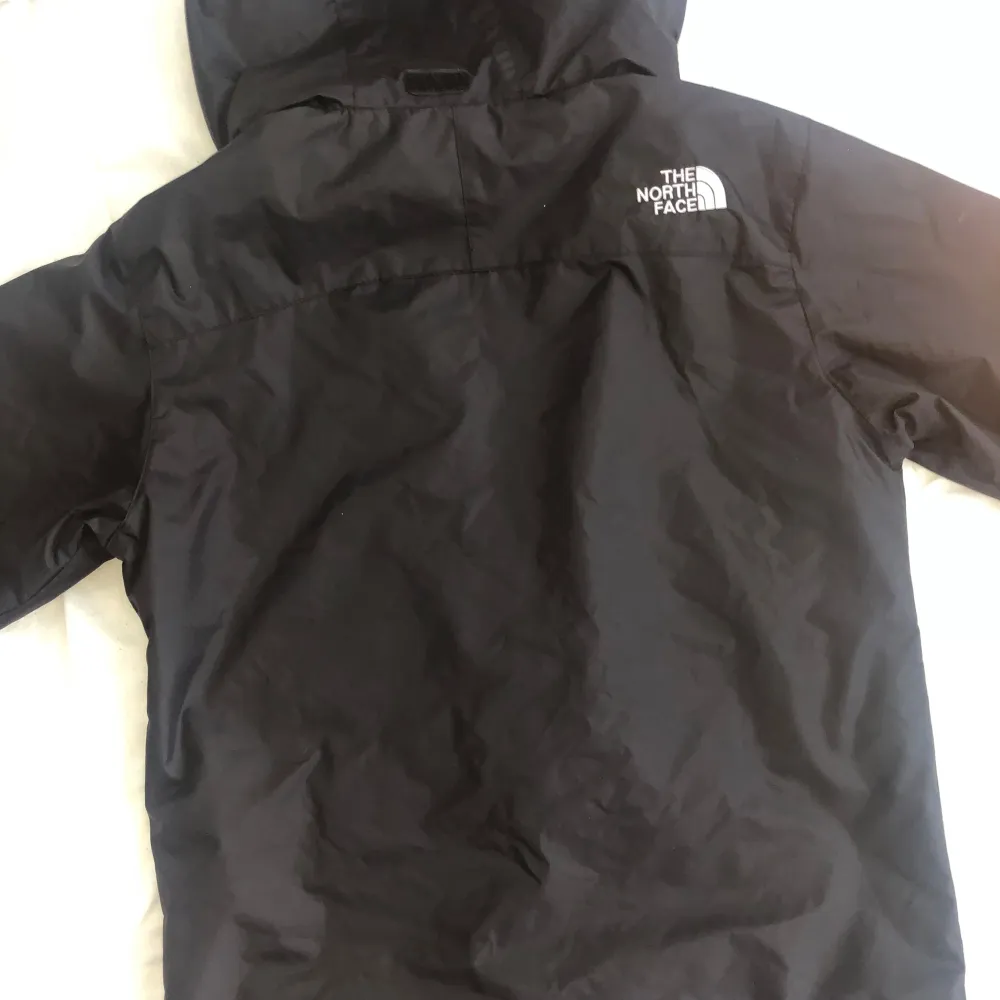 North face regnjacka (storlek S) perfekt kylare dagar nu på hösten. Jackor.