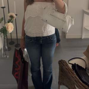 Lådmidjade jeans från vero Moda i strl okänd storlek men sitter perfekt på mig som e strl S/M-36/38!😇tidigare ägaren hade sytt ihop byxorna 2 gngr då de rippat smått! Har haft dessa byxor i 6 månader och inget har gått sönder!🥰💕pris kan diskuteras!😇