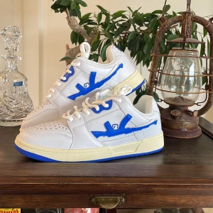 Lost Boys - Säljer ett par Lost Boys då jag köpte ett par i storlek 44 men de va för små så jag bad om kompensation och fick dessa i en storlek större. Storlek 45 (passar bättre som 44) original pris ≈2000kr Vid alla frågor och funderingar kontakta mig.