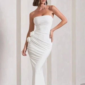 Studentklänning  - Som ny. Från Clubllondon. Storlek xs/s passar även liten M. Liiiite genomskinlig. Köptes för ca 1600kr (1400kr utan frakt). Jag är ca 172 cm. Säljes direkt för 1000kr!