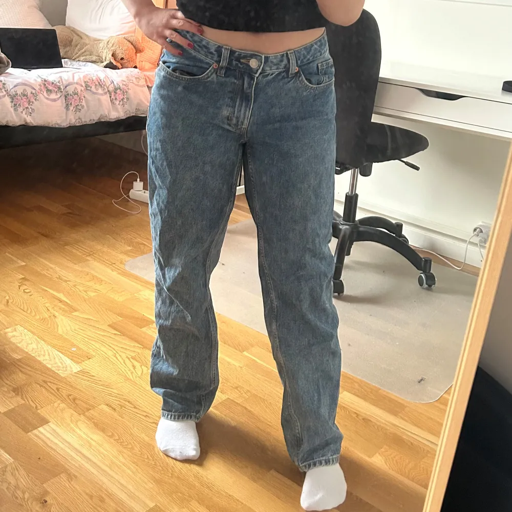 Mörkblå midwaist jeans som är lite baggy. Använda en del men i perfekt skick!. Jeans & Byxor.