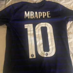 Fotbollströja - Mbappe Storlek S (liten i storleken) Använd ett par tillfällen