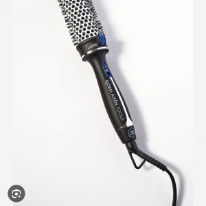 Värme borste från Björn Axén  - En värme borste från Björn Axén som är i bra skicka. Den är perfekt till om man vill ha lite utsvängda lockar med ( gör även att locka håret med den ) 🥰🥰