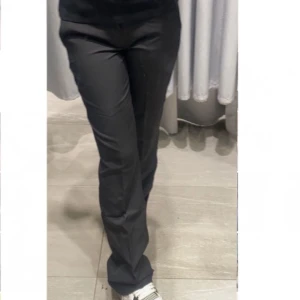 Kostymbyxor - Lågmidjade kostymbyxor från Bikbok storlek 34 