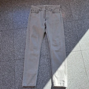 Acne studios jeans - Acne studios jeans town superbleach dem är typ helt nya dem är knappt använda sitter bra och är size 30/34