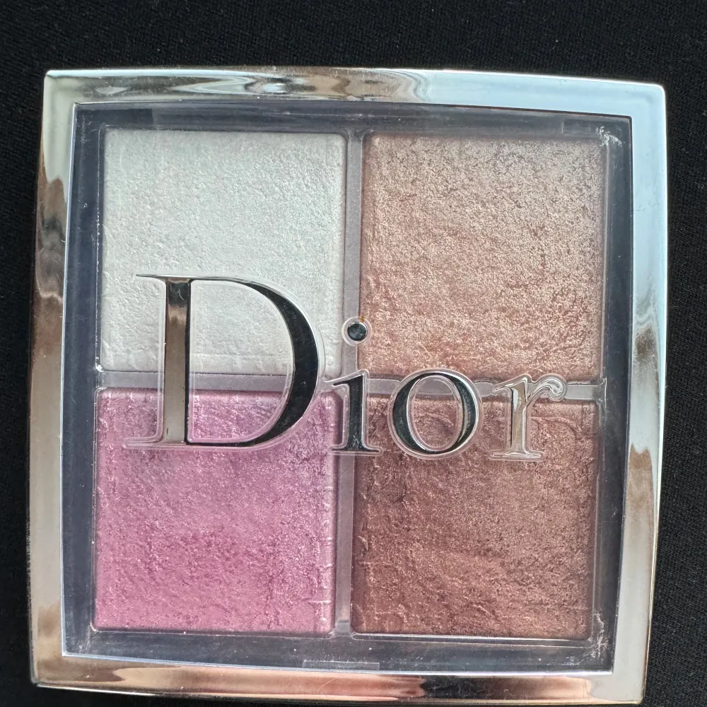 Den populära Dior highlighter platten med fyra olika nyanser. Den är lite använd men fortfarande i väldigt bra skick. Jag rensar mitt smink just nu så kolla gärna in mina andra annonser. Skriv vid frågor😊. Skönhet.